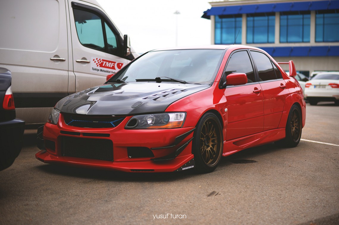 Mitsubishi Lancer Evolution 9 оранжевый